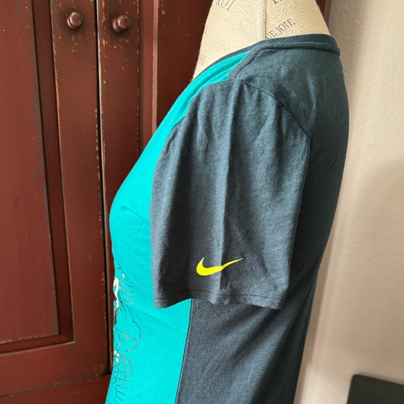 NWOT Nike Medium Athletic Cut Tee - Picture 11 of 13